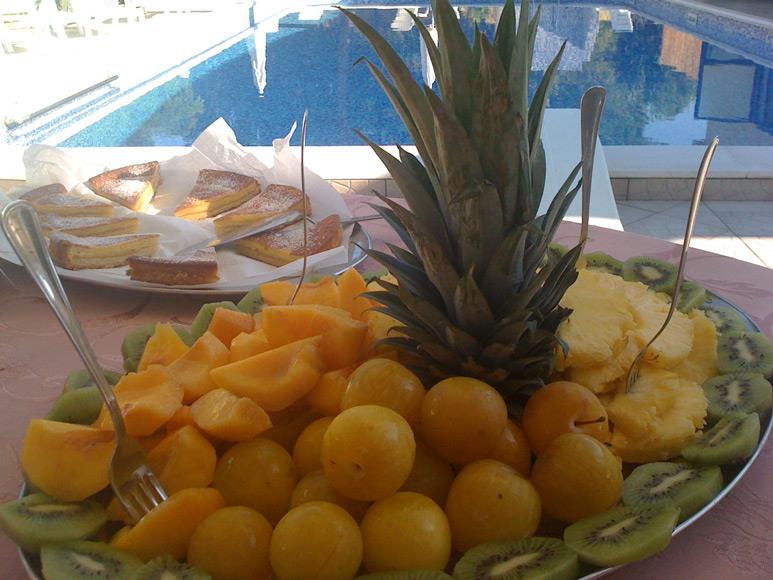 Frutta fresca a bordo piscina presso Hotel Costes a Gallipoli (Puglia)