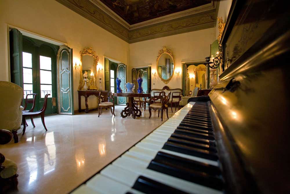 Interno sala pianoforte B&B Palazzo Senape de Pace Gallipoli, Lecce