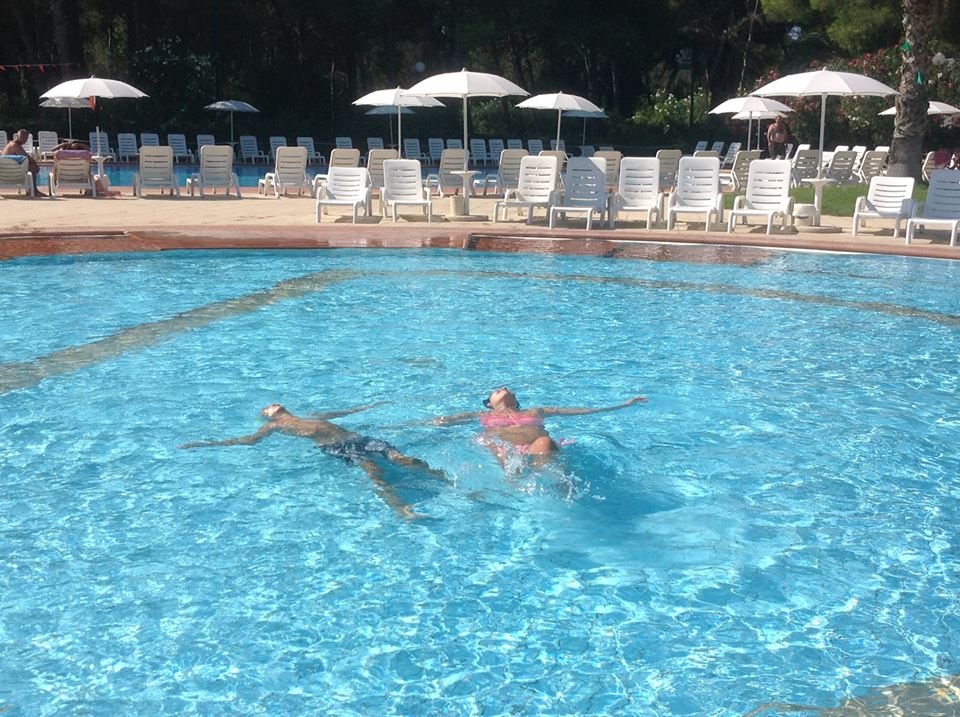 rilassarsi in piscina durante una vacanza nei residence del Salento