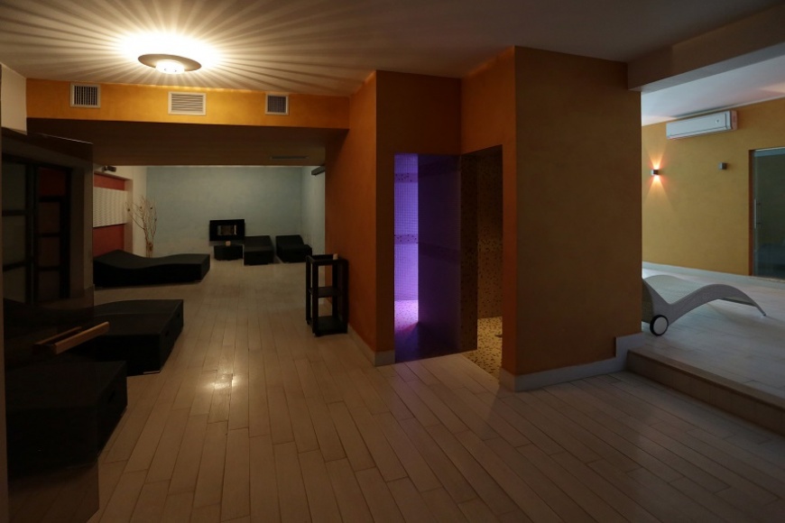 Centro Wellness: Bagno turco, sauna, cromoterapia con essenze, massaggi, piscina idromassaggio con acqua riscaldata a 29Â° e trattamenti corpo