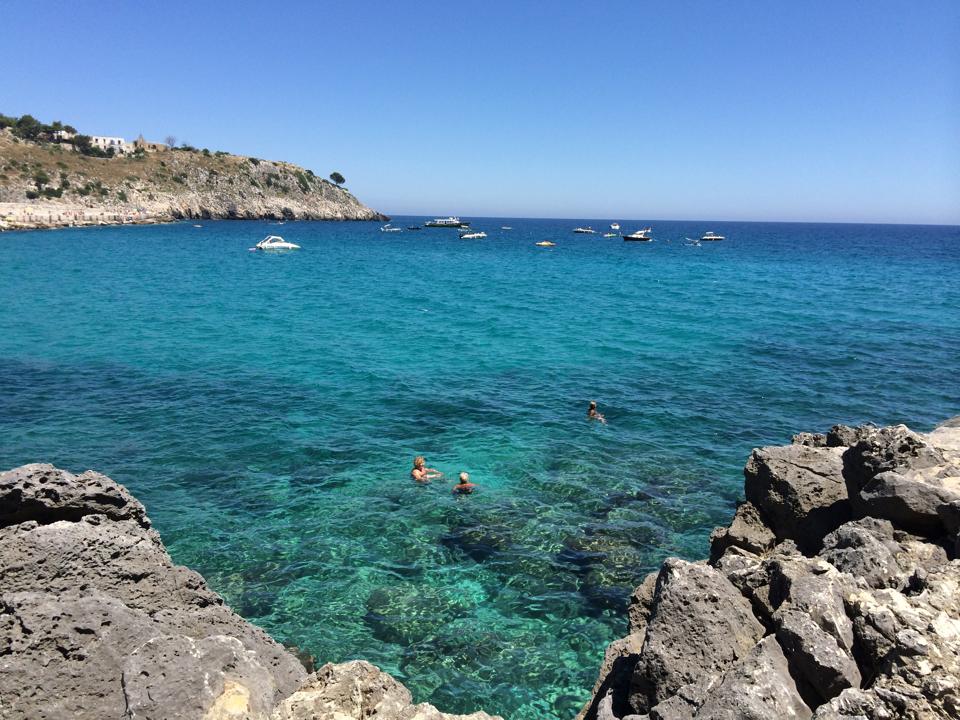 fare un bagno nelle scogliere di Castro marina (Puglia)