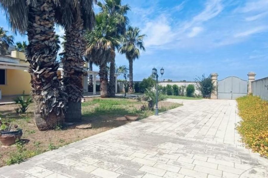 Affitto villa 10-12 posti letto a Torre Lapillo su Salento.it