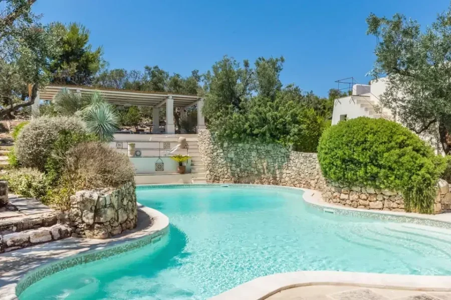 Tenuta con 10 camere e piscina, per 20 – 28 persone a Torre Suda su Salento.it