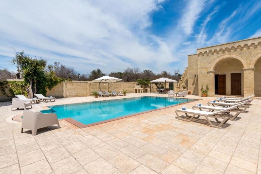 Masseria Le Giare con piscina, ideale per 10 persone a Carpignano Salentino