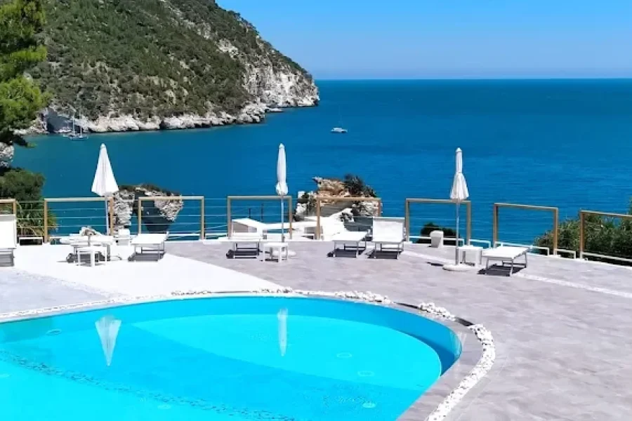 Apulia hotels Baia dei Faraglioni con piscina e suites?su Salento.it