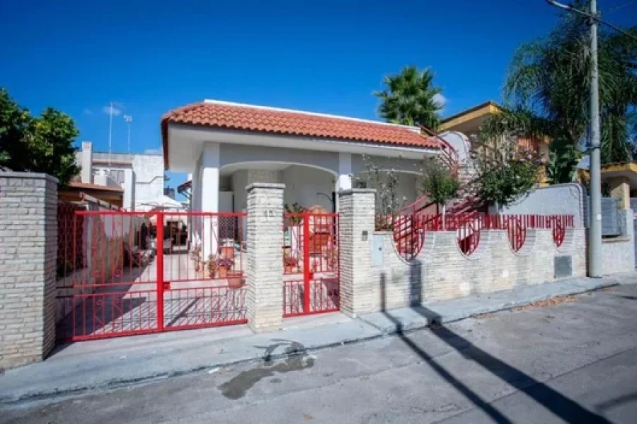 Villa Sandra con 2 appartamenti a Torre Lapillo su Salento.it