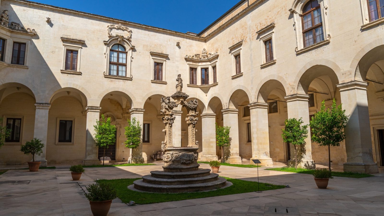Lecce - Lecce: chiostro dell'ex Seminario